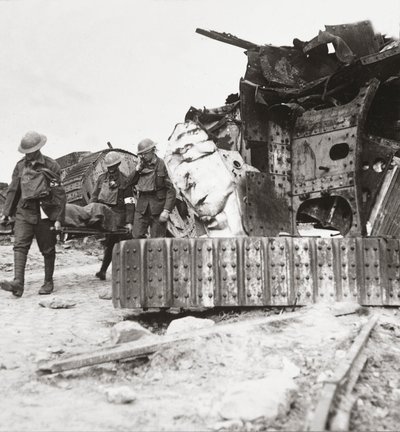 ラインから戻ってきた死傷者、1918年4月24日、Villers-BretonneuxのBattle of the Tanksで破壊されたパスタンク 作： English Photographer